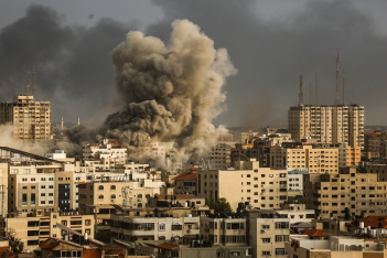 Το Ισραήλ συνεχίζει τις επιθέσεις στη Γάζα και η Χαμάς απειλεί με αντίποινα – Τουλάχιστον 1.600 οι νεκροί