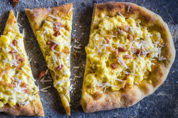 Η καλύτερη συνταγή για πίτσα καρμπονάρα που έχεις ποτέ δοκιμάσει 