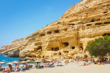 Μάταλα: Η ιστορία της θρυλικής παραλίας της Κρήτης