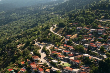 Τυμφρηστός Φθιώτιδας: Το χωριό με τη «φιδίσια» διαδρομή και την ξεχωριστή θέα