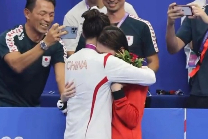 Κολύμβηση: Με μια αγκαλιά και δάκρυα Ίκεε και Γιούφεϊ γιόρτασαν ένα τεράστιο χάλκινο