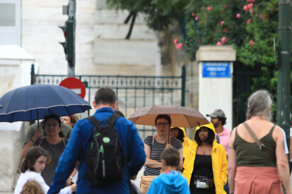Καιρός σήμερα: Νοτιάδες και μπόρες - Πού θα βρέξει