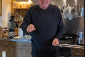Το βίντεο με τον Άντονι Χόπκινς που χορεύει ρούμπα στην κουζίνα του, θα σου φτιάξει τη μέρα 