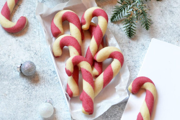 Μπισκότα candy cane: Τα αγαπημένα μας χριστουγεννιάτικα γλειφιτζούρια μπαστουνάκια, τώρα και σε μπισκοτάκια