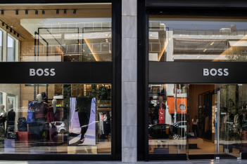 Η BOSS επαναλειτουργεί το κατάστημα στη Γλυφάδα με νέο τολμηρό concept