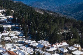 6 παραμυθένια ελληνικά χωριά για γιορτινές αποδράσεις