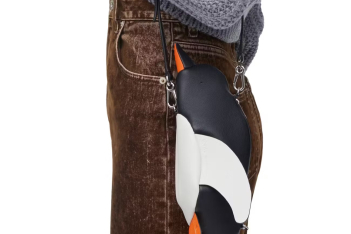 Η νέα τσάντα της Loewe κοστίζει 1.150€ και είναι ένας πιγκουίνος