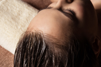 Hair Oiling: Τι είναι, τα θαυματουργά του οφέλη και 5 λάθη που πρέπει να αποφεύγεις 