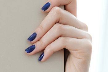 Dark Denim: To φθινοπωρινό nail colour που αναδεικνύει τα άκρα και το δέρμα σου