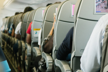 Αεροσυνοδός δείχνει το «κρυμμένο» κουμπί στο κάθισμα αεροπλάνου που πρέπει να ξέρουμε (βίντεο)