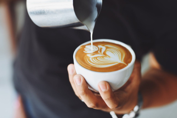 Διατροφολόγος αποκαλύπτει ποια άτομα πρέπει να απέχουν από τον καφέ