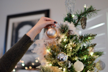 Στόλιζες κι εσύ λάθος το χριστουγεννιάτικο δέντρο μέχρι τώρα; Δες το σωστό τρόπο σε ένα βίντεο