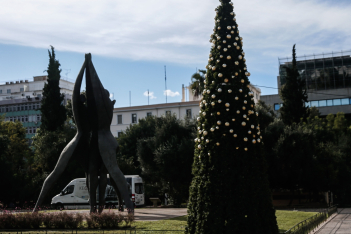 Πλατεία Κλαυθμώνος: Άγνωστοι έκλεψαν τα μισά στολίδια του χριστουγεννιάτικου δέντρου 