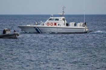 Ναυάγιο στη Λέσβο: Εντοπίστηκε σορός αγνοούμενου ναυτικού, αγωνία για άλλους 12