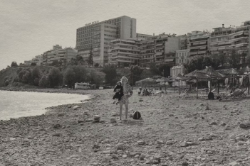 Γιώργος Λάνθιμος: Φωτογράφισε την Έμα Στόουν στην «αντιφατική Αθήνα» για το W Magazine 