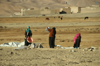 Αφγανιστάν: Γυναίκες θάφτηκαν ζωντανές μετά τον σεισμό - Φοβούνταν να βγουν χωρίς χιτζάμπ 