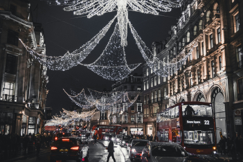Αυτός είναι ο πιο εντυπωσιακός δρόμος της Ευρώπης τα φετινά Χριστούγεννα, σύμφωνα με το TikTok