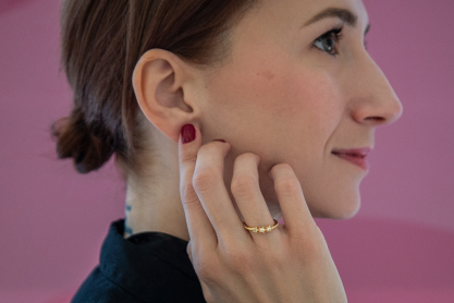 Λαμπερά κοσμήματα για εσένα που θέλεις να κλέψεις τις εντυπώσεις αυτές τις γιορτές