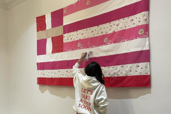 Ελληνική ροζ σημαία: Αποσύρθηκε τελικά από την έκθεση του προξενείου της Νέας Υόρκης μετά τις αντιδράσεις 