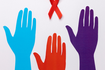 Παγκόσμια Ημέρα κατά του AIDS: Στην Ελλάδα, τα υψηλότερα ποσοστά καθυστερημένης διάγνωσης καταγράφηκαν στις γυναίκες