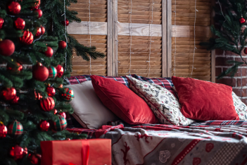 Χριστουγεννιάτικη διακόσμηση υπνοδωματίου: 6 tips για να κάνεις την κρεβατοκάμαρα πιο γιορτινή 