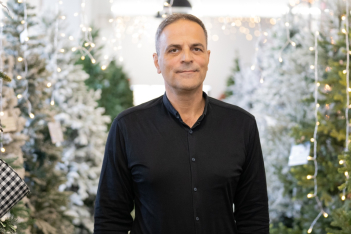 Meet The E5: Ο Μάκης Άργυρος, ιδρυτής του echodeco.gr φέρνει την πιο γλυκιά Χριστουγεννιάτικη ατμόσφαιρα στο σπίτι μας