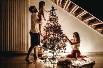 Πότε πρέπει να ξεστολίσεις το χριστουγεννιάτικο δέντρο, για να έχεις καλή τύχη το 2024 