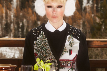 Shopping Alert: Τα χριστουγεννιάτικα πουλόβερ που θα σε βάλουν αμέσως στο κλίμα των γιορτών