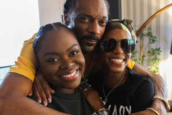 Η 24χρονη κόρη του Snoop Dogg υπέστη σοβαρό εγκεφαλικό επεισόδιο 