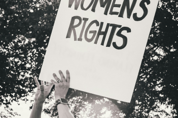 Γυναίκα με πλακάτ «Protect Women's Rights»