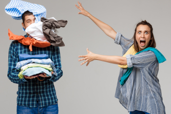 Θέλεις να πλύνεις το τζιν παντελόνι σου; Μάθε ό,τι χρειάζεται για να αποφύγεις δυσάρεστες εκπλήξεις