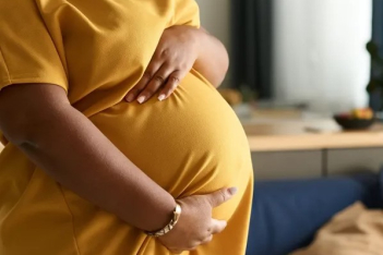 Παρένθετη μητρότητα: Σε ποιες χώρες απαγορεύεται και πού είναι νόμιμη