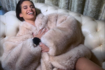 Trend Alert: Τα faux γούνινα jackets θα σε κρατήσουν ζεστή και στιλάτη