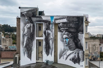 «Καρυάτιδες που Κλαίνε»: Το νέο γκράφιτι του ΙΝΟ επί της οδού Ερμού 121