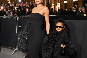 Η Κάιλι Τζένερ και η 6χρονη κόρη της πήγαν στο show του Valentino με ασορτί outfits