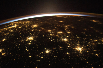 NASA: Eντυπωσιακές φωτογραφίες από το διάστημα, τη στιγμή που άλλαζε ο χρόνος σε διάφορα μέρη του κόσμου 