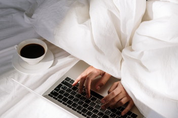 4 πρωινά λάθη που μπορούν να προκαλέσουν διαταραχές ύπνου 