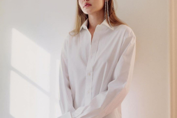 Sales Alert: Το λευκό πουκάμισο που ταιριάζει με όλη τη ντουλάπα σου