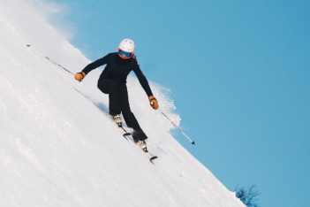 Οι σκιέρ αφήνουν «παντοτινά χημικά» στις πίστες ski, σύμφωνα με νέα μελέτη 