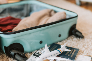 Ταξιδεύεις τον χειμώνα; Έξυπνα hacks για να χωρέσεις όλα τα ρούχα στη βαλίτσα 