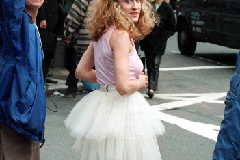 Η τούλινη φούστα της Κάρι Μπράντσο δημοπρατήθηκε 10.000 φορές πάνω από την τιμή αγοράς της
