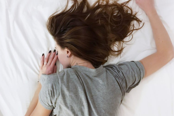 Τι συμβαίνει στο σώμα σου όταν κοιμάσαι πολλές ώρες