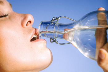 7 καλοί λόγοι για να πίνεις ακόμα περισσότερο νερό τον χειμώνα 