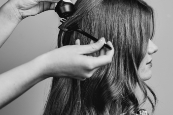 Η Hair Rituel by Sisley παρουσιάζει το Hair Rituel Analyzer