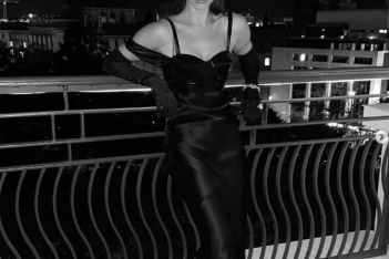 Ιρίνα Σάικ: Εμφανίστηκε με total black outfit στην Εβδομάδα Μόδας του Παρισιού και έκλεψε τα βλέμματα 