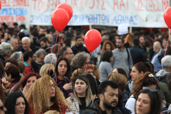 Κόκκινα μπαλόνια στον ουρανό για τα θύματα των Τεμπών – Εικόνες από τις διαδηλώσεις   