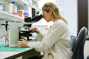 Καρκίνος ωοθηκών: Ερευνητές αναπτύσσουν test ούρων για την έγκαιρη ανίχνευσή του 