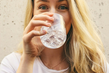 4 λόγοι που διψάς συνέχεια (και δεν έχουν σχέση με τον καιρό)