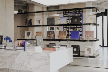 O Saint Laurent άνοιξε το πιο «ντιζαϊνάτο» και θεματικό βιβλιοπωλείο στο Παρίσι 