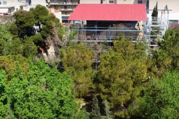 Ψηλά δέντρα, «λίμνη» και μια ιστορική βίλα στο κέντρο της Αθήνας - Το υποτιμημένο πάρκο «όαση»